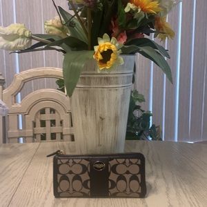 Coach corner zip wallet Authentic 8x4